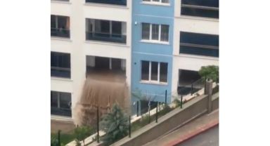 Su basan dairenin eşyaları dışarı taştı