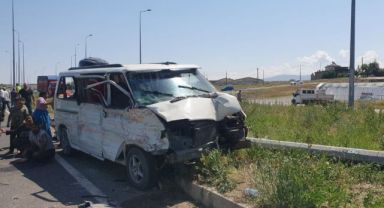 Ticari araç ile kamyon çarpıştı: 1 ölü, 14 yaralı