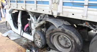 Tırın altına giren otomobildeki anne ve kızı ağır yaralandı