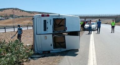 Yolcu minibüsü devrildi: 13 yaralı