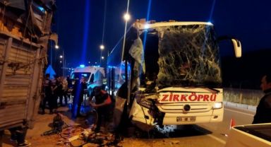 Yolcu otobüsü tuğla yüklü tıra çarptı:1 ölü, 9 yaralı