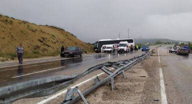 Yoldan çıkan otobüs toprak yığınına çarptı: 10 yaralı