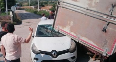 Zincirleme kazaya karışan araç, yoldan geçen otomobilin üzerine devrildi