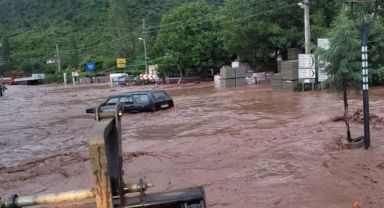 3 mahallede evleri su bastı, Cide-Bartın karayolu kapandı!