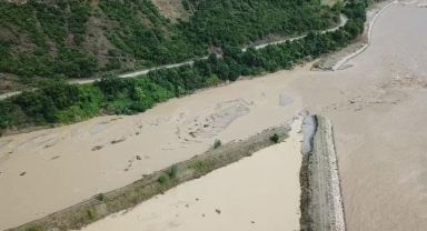 6 köyü ilçeye bağlayan yol çöktü