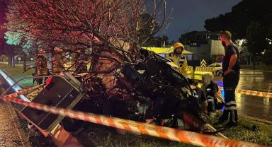 Ağaca çarpan araç ikiye bölündü: 1 ölü, 1 yaralı