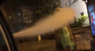 Akıl almaz olay: Kadınlara yangın tüpü sıkarak saldırdılar