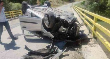 Bariyerlere çarpan otomobil köprü üzerinde ters döndü: 1 yaralı