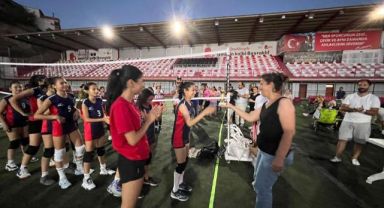 Bayraklı’da voleybol şenliği