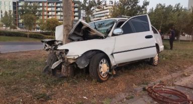 Bornova'da ağaca çarpan sürücü hayatını kaybetti!