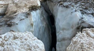 Cilo’da buzul kırıldı, 4 kişi oluşan çukura düştü