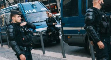 Fransa'da 17 yaşındaki genci vuran polis için 700 bin eurodan fazla bağış toplandı