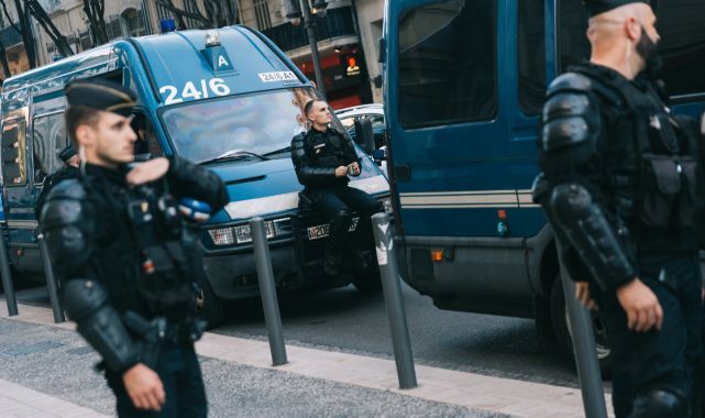 Fransa'da 17 yaşındaki genci vuran polis için 700 bin eurodan fazla bağış toplandı