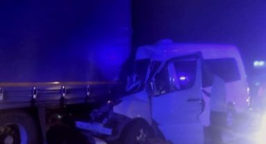 Güreşçilerini taşıyan minibüs tıra çarptı: 9 yaralı