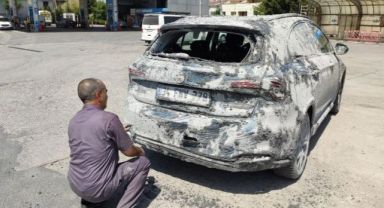 Hafriyat kamyonundaki beton otomobilin üzerine döküldü
