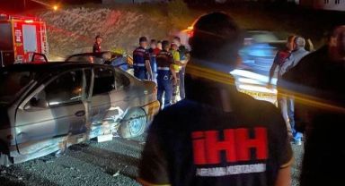 İki otomobil çarpıştı: 1 ölü, 9 yaralı
