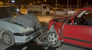 İki otomobil kafa kafaya çarpıştı: 1’i bebek 5 yaralı