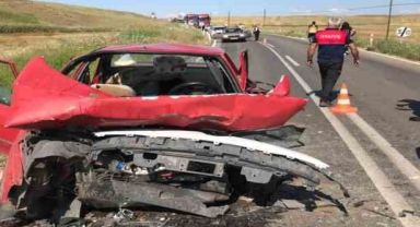 İki otomobil kafa kafaya çarpıştı: 1 ölü, 2 yaralı