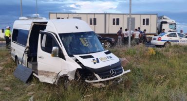 İşçi servisi ile kamyonet çarpıştı: 21 yaralı