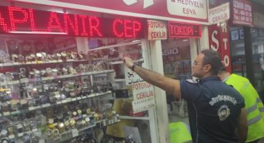 İzmir'de Arapça tabelalar tek tek indirildi