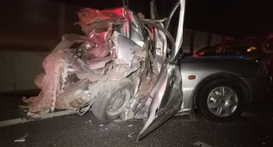 İzmir'de kamyonet otomobile arkadan çarptı: 1 ölü, 2 yaralı