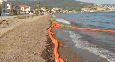 İzmir'de korkutan görüntü, petrol türevi atık sahili kirletti