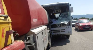 İzmir'de maden işçilerini taşıyan servis kaza yaptı: 16 yaralı