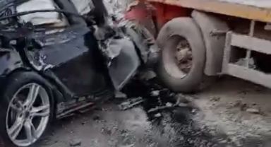 İzmir’de otomobil tırın dorsesine ok gibi saplandı: 1 ölü