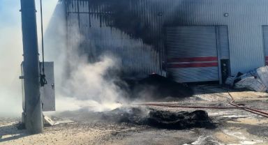 İzmir'de plastik geri dönüşüm deposunda yangın