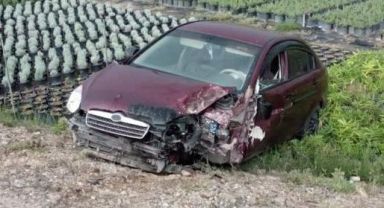 İzmir'deki kazada otomobil kağıt gibi yırtıldı: 2 yaralı
