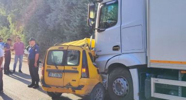 Kamyon çarptığı ticari taksiyi sürükledi: 4 ölü