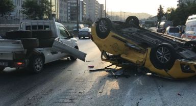 Kamyonetle çarpışan taksi takla attı