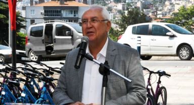 Karabağlar Belediyesi'nden başarılı öğrencilere bisiklet armağanı
