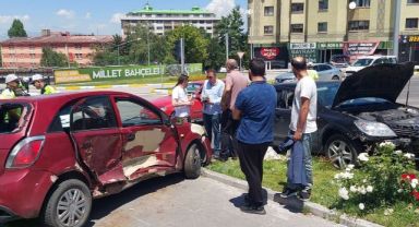 Kavşakta feci kaza: 6 yaralı