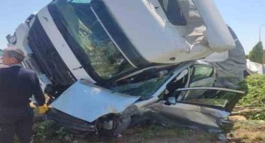 Kırmızı ışıkta geçen tır otomobili böyle biçti