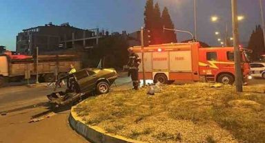 Korkunç kazada otomobil ikiye ayrıldı: 2 yaralı
