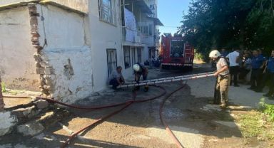 Menemen'de makilik alanda çıkan yangın eve sıçradı