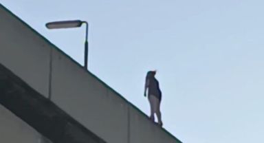 Metrelerce yükseklikten atladı, şans eseri brandanın üstüne düştü