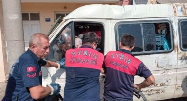 Minibüs aydınlatma direğine çarptı: 1 yaralı