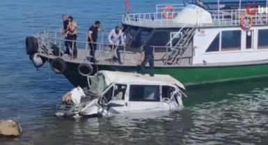 Minibüs Van Gölü'ne uçtu: 11 yaralı