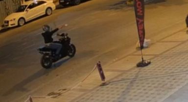 Motosikletli saldırgan galeriye kurşun yağdırdı