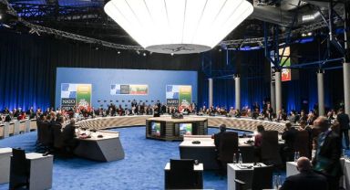 NATO liderleri zirvenin ilk oturumuna katıldı