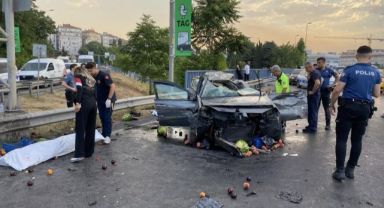 Otomobil, meyve yüklü kamyonete arkadan çarptı: 2 ölü