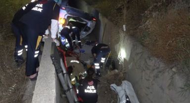 Otomobil su kanalına devrildi: 2 yaralı
