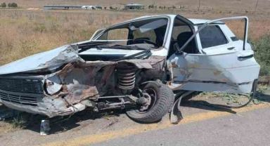 Otomobiller kafa kafaya çarpıştı: 2 yaralı