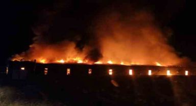 Plastik fabrikası alev alev yandı