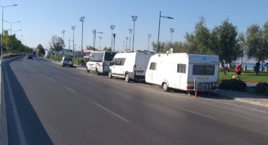 Sayı da tehlike de artıyor… Anayola karavan parkı!