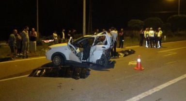 Seyir halindeki otomobil önündeki araca çarptı: 3 ölü, 2 yaralı