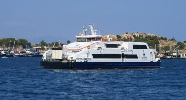 Şiddetli rüzgar nedeniyle İzmir'de arabalı vapur seferleri iptal edildi