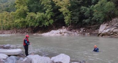 Su borularını tamir etmek için gittiği çayda akıntıya kapılarak kayboldu
